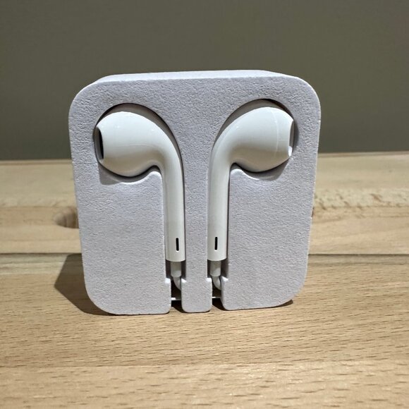 Apple Earpods 3.5mm version brand new! - Picture 1 of 4